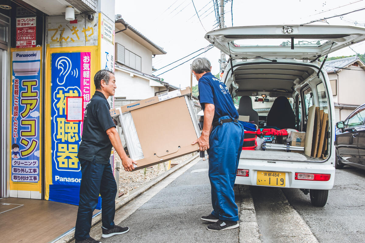 写真 荷物を店舗から運び出している様子