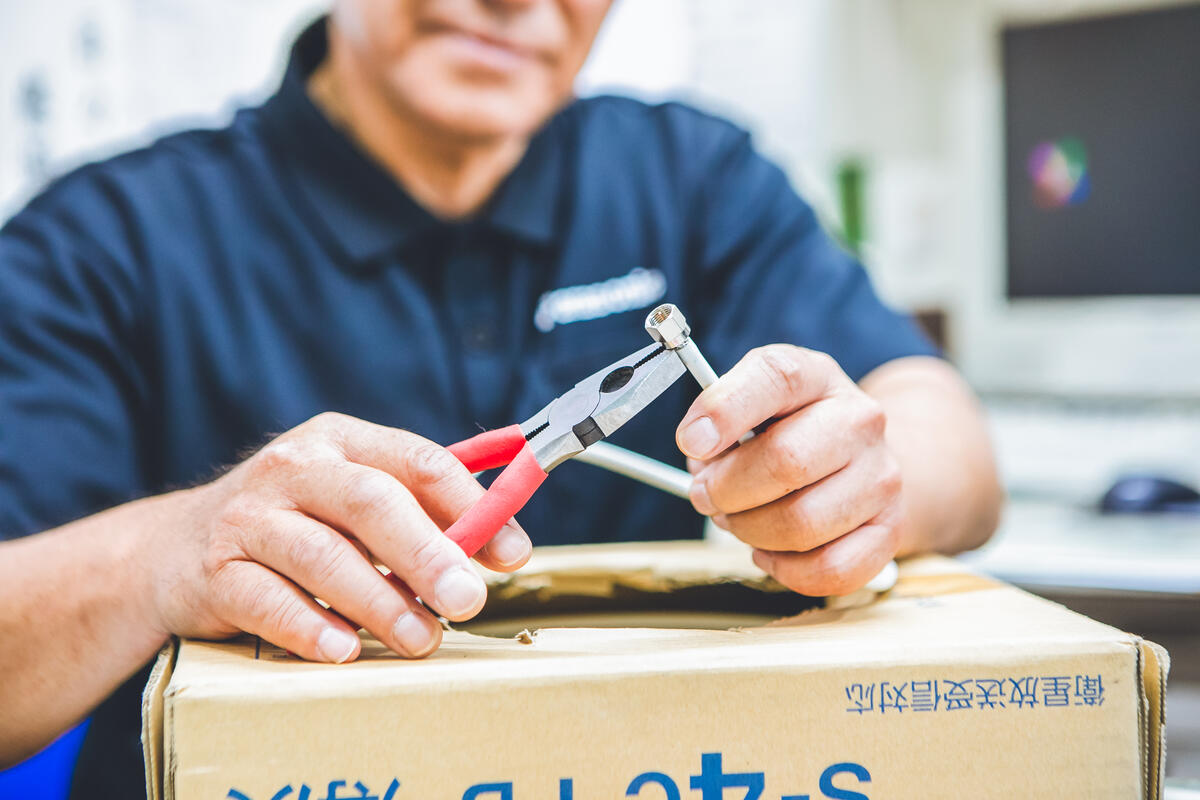 写真 工具と部品をいじっている様子