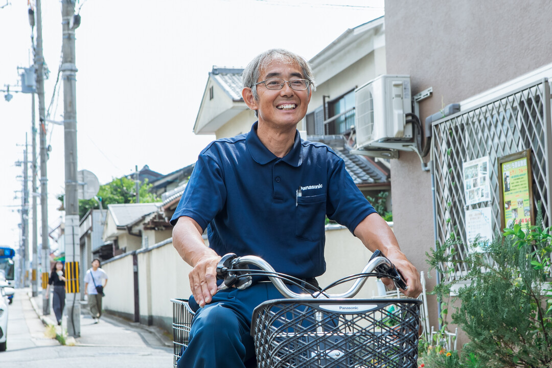 写真 社員が自転車に乗っている様子